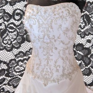 Allure Bridal Wedding Gown, Size 14